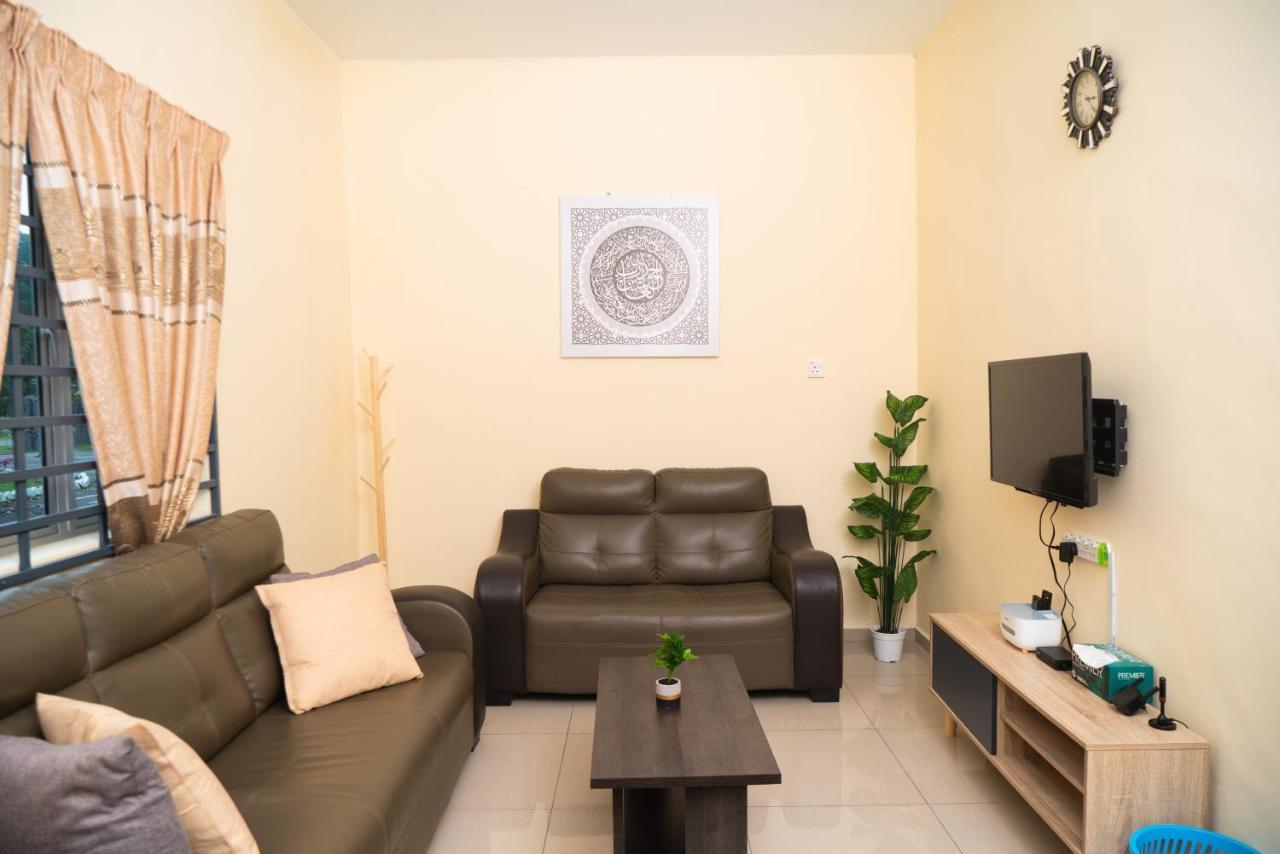 Adorable 3-Bedroom Home With Pool, Wi-Fi And Bbq Rembau Екстер'єр фото